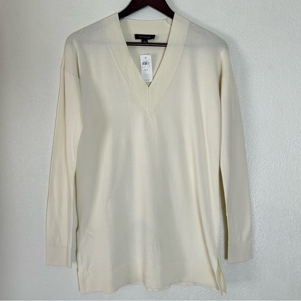 ANN TAYLOR V-neck Long Sleeve Open Sides Beige Fine Knit Top‎ size XS